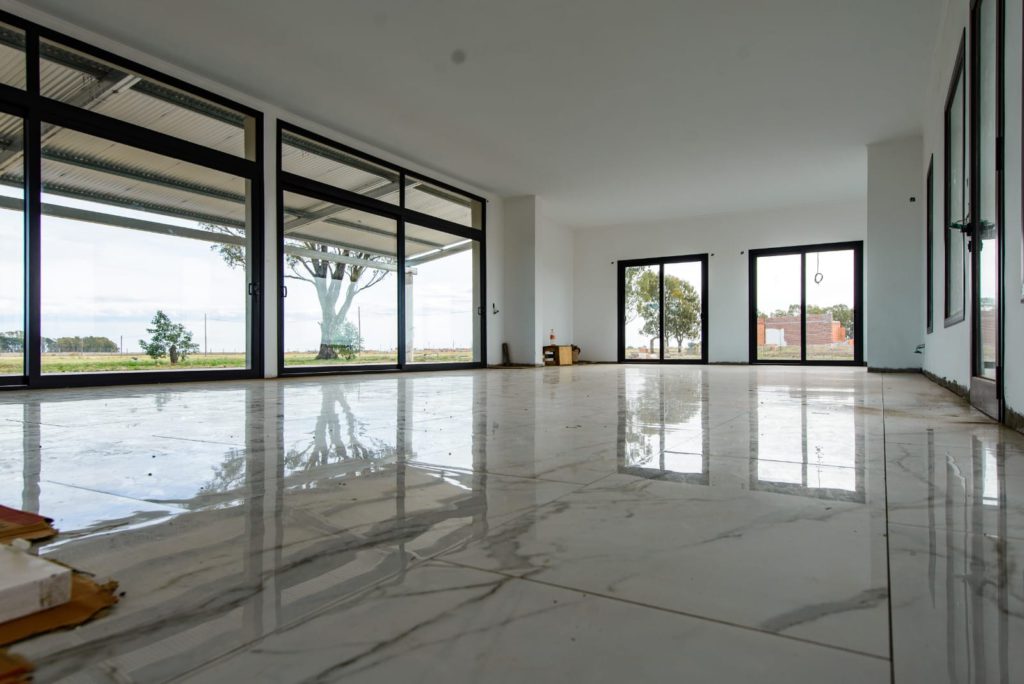 En la imagen se ve por su interior una casa en construcción