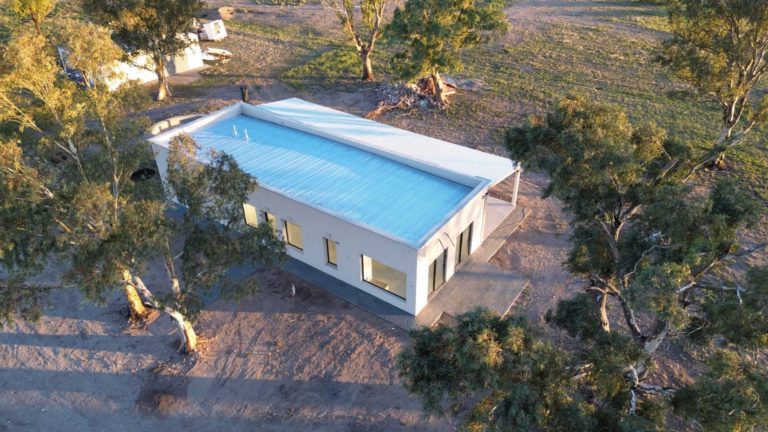 En la imagen se ve una construcción en proceso de una casa