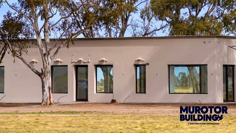 En la imagen se ve una casa de hormigón casi finalizada