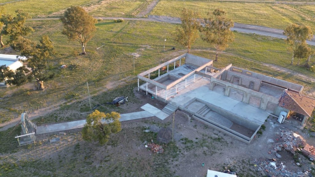 En la imagen se ve la construcción de una casa desde un drone