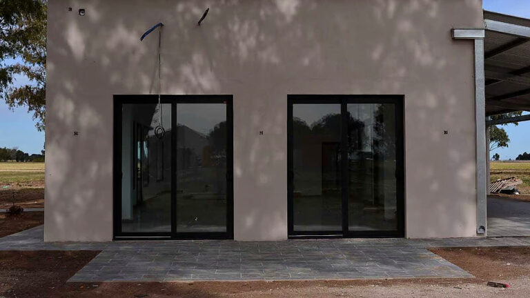 En la imagen se ve una construcción en proceso desde afuera